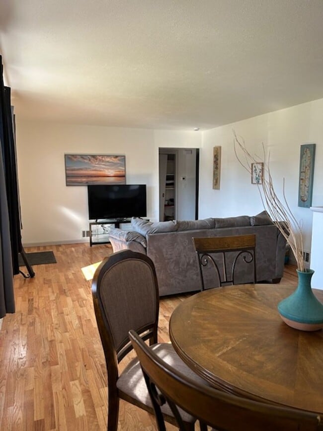 Building Photo - Fully Furnished 4 Bed, 2 Bath Home | West End Gem | All Utilities + WiFi Included