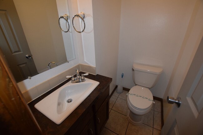 Building Photo - Spacious, Beautiful 1 Bed/1.5 Bath Condo i...