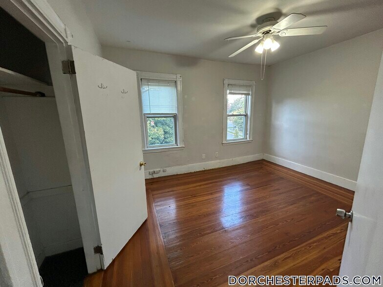 Building Photo - 10 Wave Ave