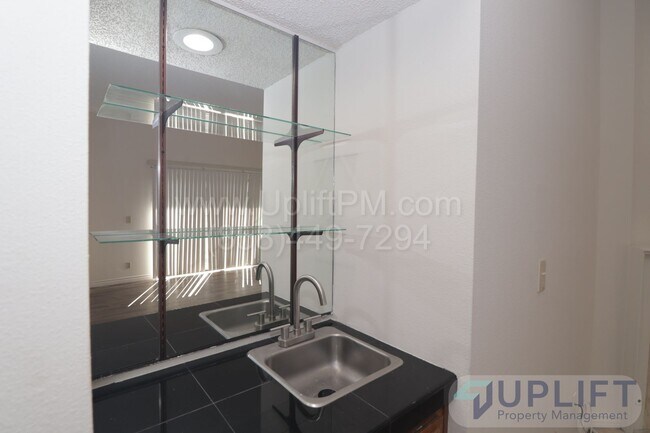 Building Photo - 2 bed, 2 Bath Condo with Community Pool