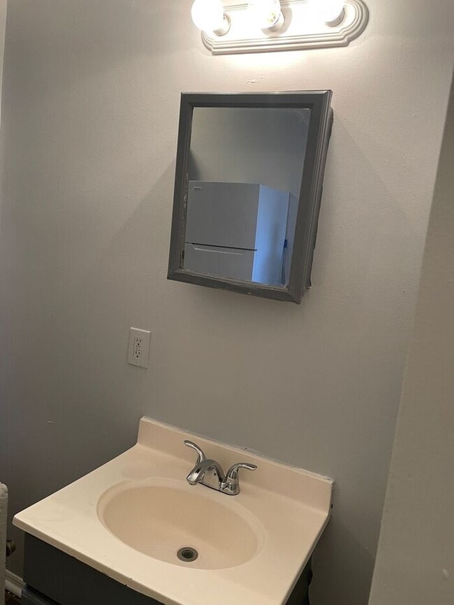 Building Photo - Inspected and Approved 3 Bedroom 1 Bath w PARKING & Appliances