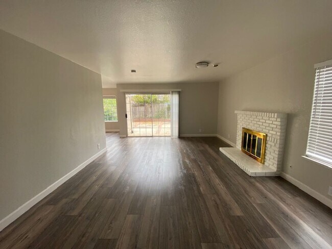 Building Photo - 3BR/ 2BA Updated Home!