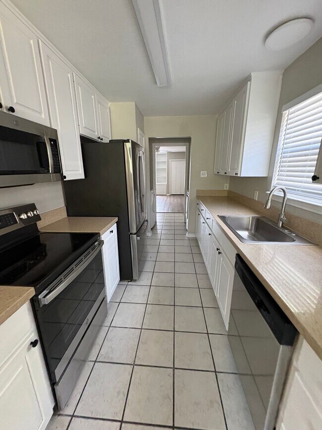 Building Photo - 1310 Goodhue Dr