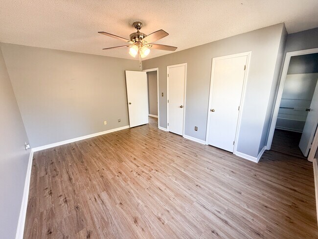 Building Photo - 946 Rim Rd