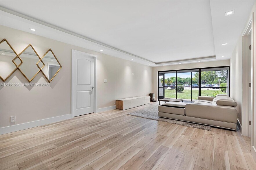 Building Photo - 230 Lakeview Dr