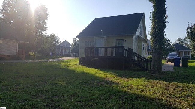 Building Photo - 421 Viola St