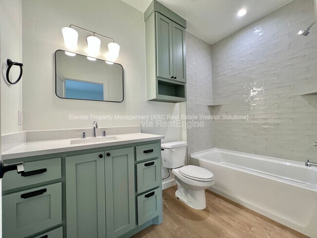 Building Photo - 216 E Hurd St