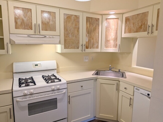 Building Photo - Cozy & Lifestyle-Oriented