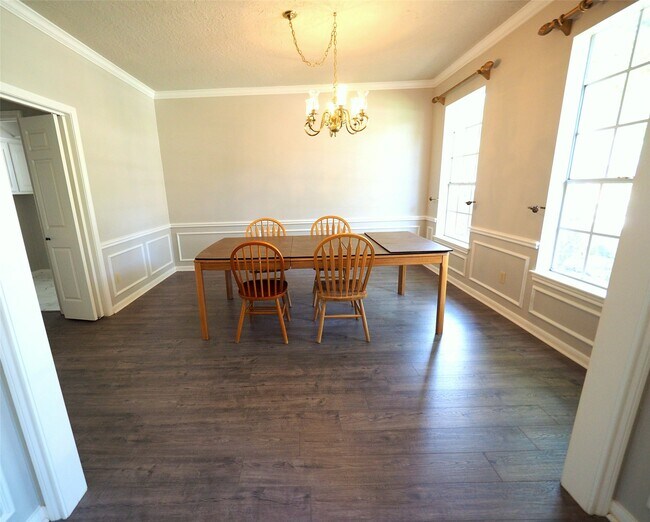 Building Photo - 15122 Greenleaf Ln