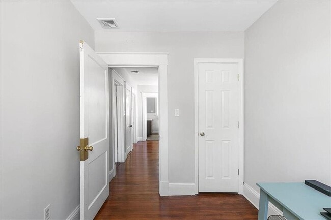 Building Photo - Quintessential Northside House