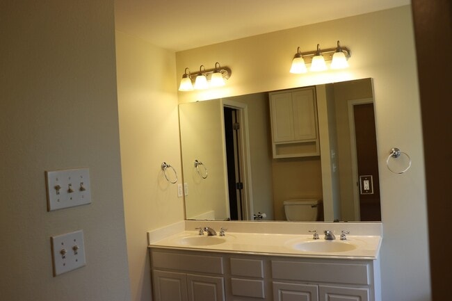 Building Photo - Lovely 3 bedroom 2 bath home for lease in ...
