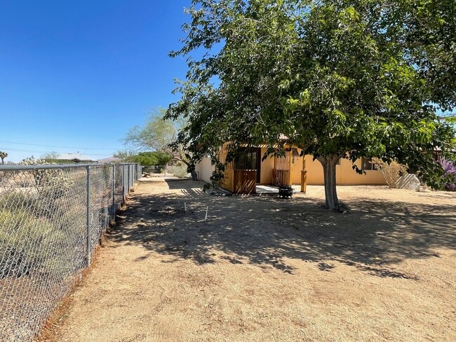 Building Photo - Charming Joshua Tree Village Home