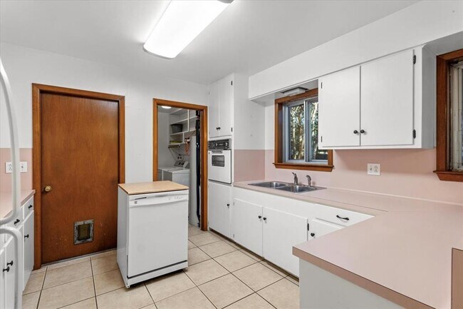 Building Photo - 3210 Bruce Dr