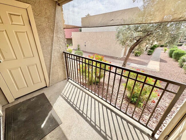 Building Photo - Stylish condo with new upgrades, tennis courts, and pool access