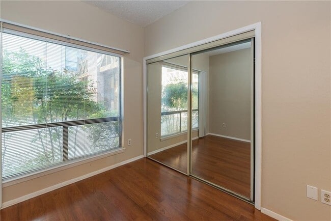 Building Photo - 806 W 24th St