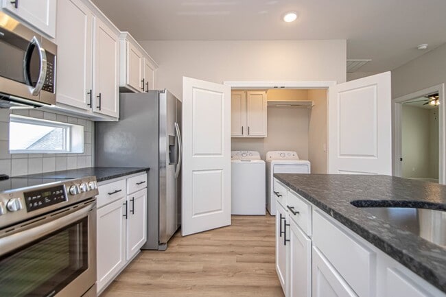 Building Photo - 2 Bed 2 Bath 2 Car Garage Townhome in Rock...