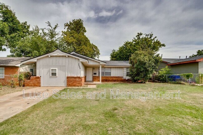 Building Photo - 3005 SW 52nd Pl