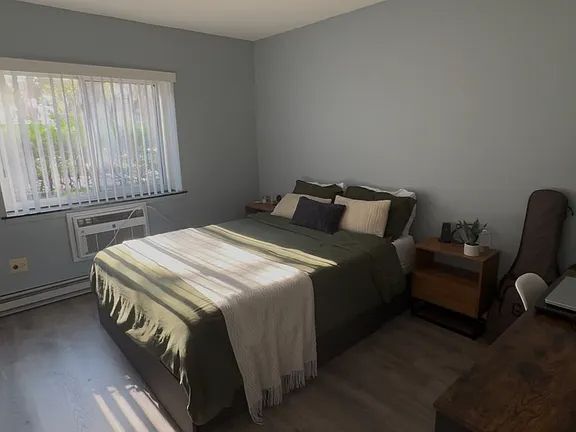 Building Photo - 3825 N Pine Grove Ave