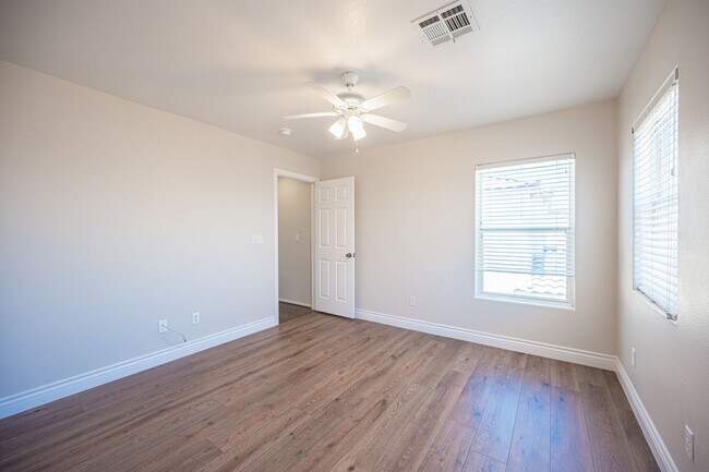 Building Photo - Beautiful 4 Bedroom 2.5 bath Home in the Southwest!