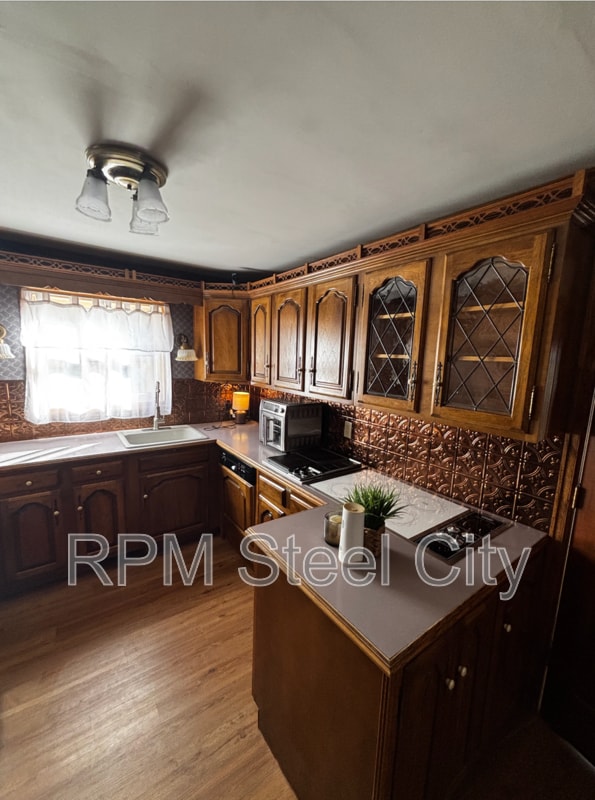 Building Photo - 512-512 1/2 W 10th St