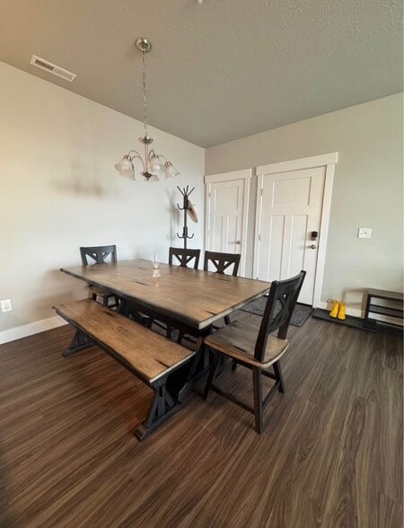 Building Photo - 881 N Coulsen Dr