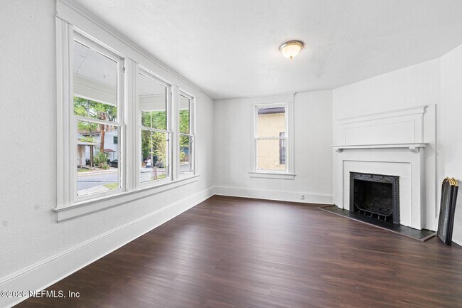 Building Photo - 1052 E 10th St