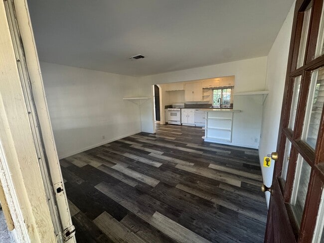 Building Photo - Small Single Family Home | 2 bed 1 bath | ...
