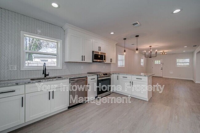 Building Photo - 1047 Grant Way SE