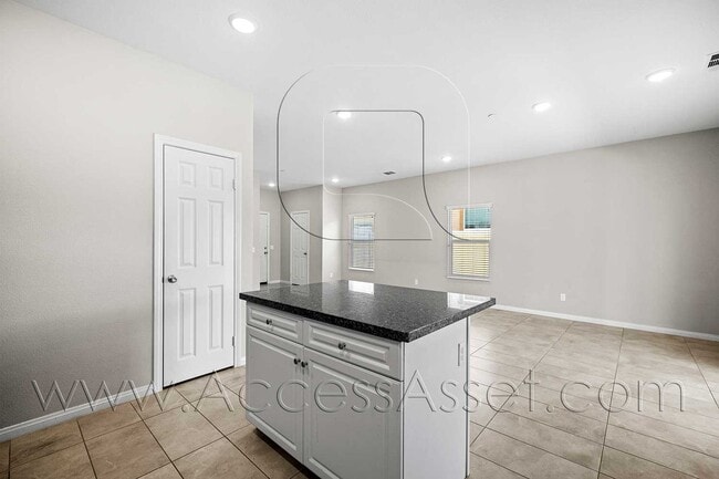 Building Photo - Partially furnished 4 Bed/2 Bath Plus a Bo...