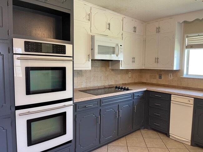 Building Photo - 6209 Glenhaven Dr