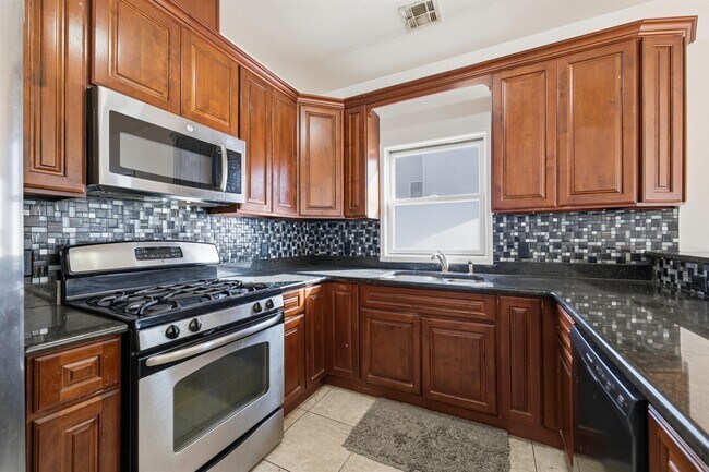 Building Photo - 54 Laidlaw Ave