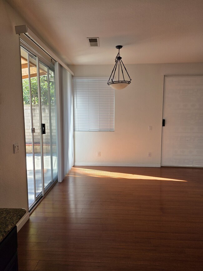 Building Photo - 10754 Westonhill Dr