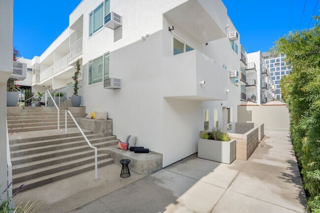 Building Photo - 1422 Tamarind Ave