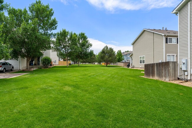 Building Photo - End-unit townhome in Cherry Creek School D...