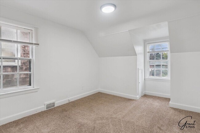 Building Photo - $1290 3 bedroom bungalow