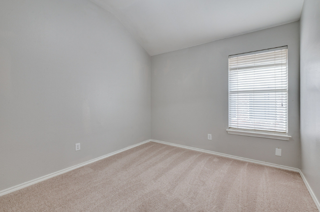 Building Photo - 910 Harwood Ct