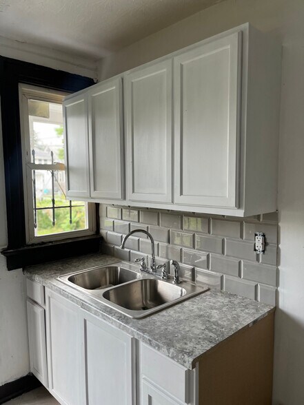 Building Photo - 836 E Whittier St