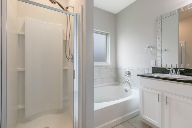 Building Photo - 700 Lakeshore Village Dr