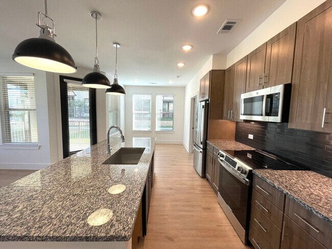 Building Photo - 2425 Central Expy