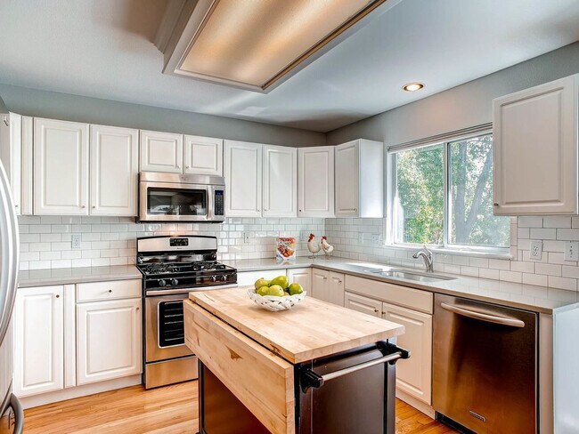 Building Photo - Gorgeous 4 Bed/3.5 Bath Home for Rent!