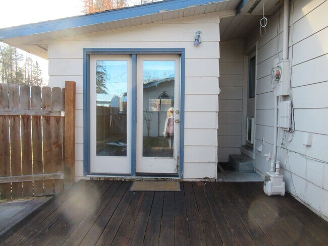 Building Photo - 3 bedroom home with detached 2 car Garage