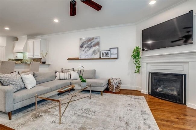 Building Photo - 3 bed 3.1 bath minutes from HPHS