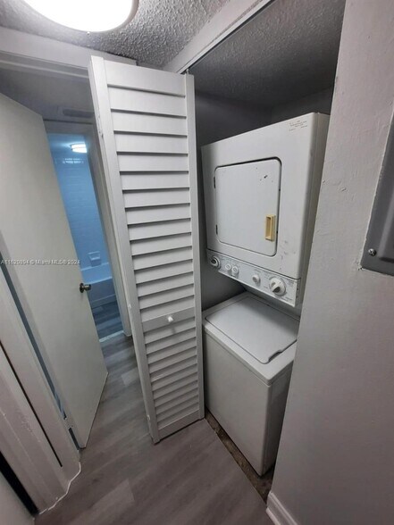 Building Photo - 1400 Jefferson Dr