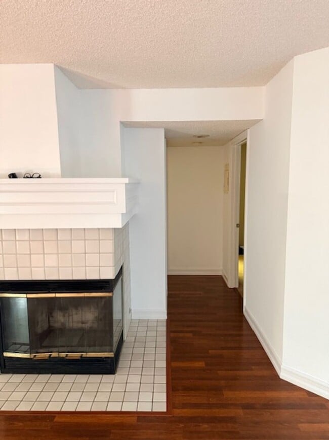 Building Photo - Ground Floor 2bed Condo w/ attached garage