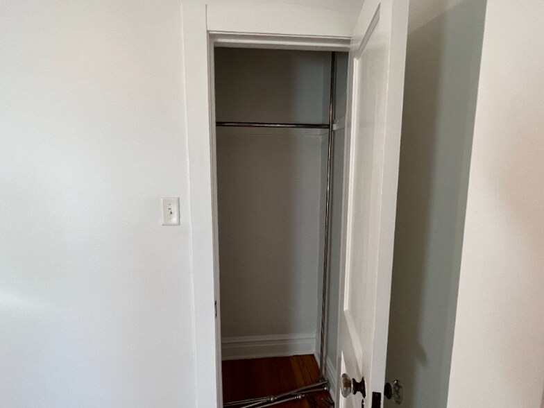 Building Photo - 6018 N Melvina Ave