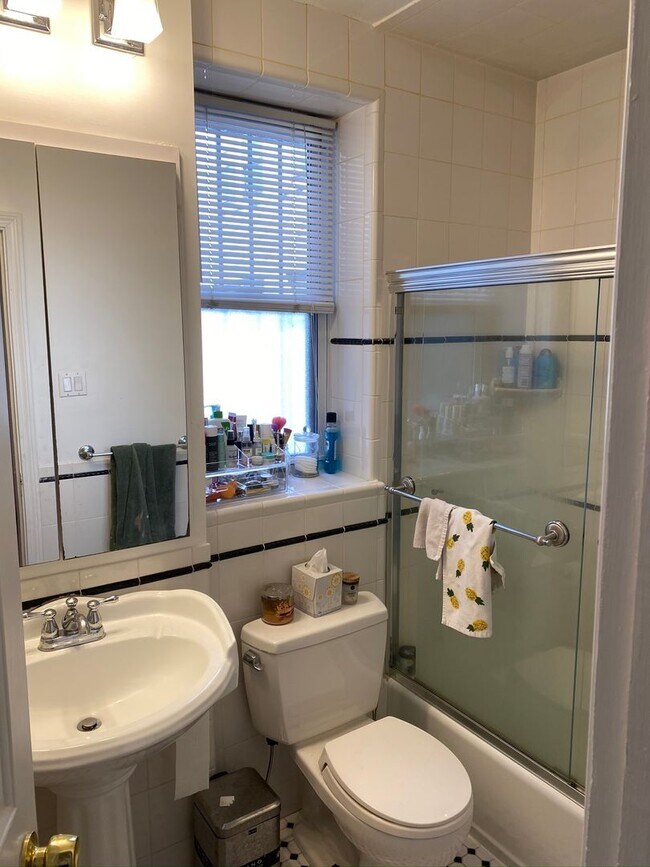 Building Photo - Beautiful renovated unit in Brighton available July 1st!