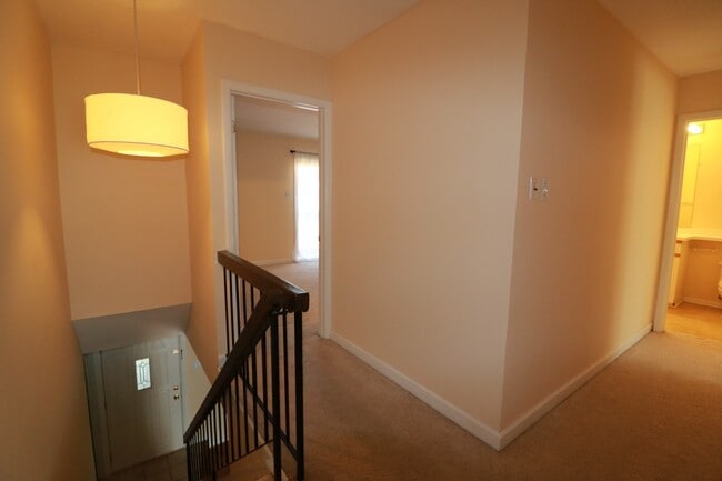 Building Photo - FRESH PAINT AND NEW FLOORING = 3BD + 2.5BA TH