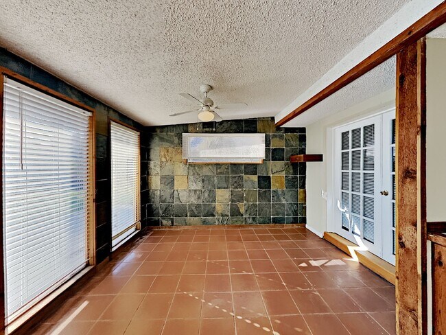 Building Photo - 14902 Pelican Point