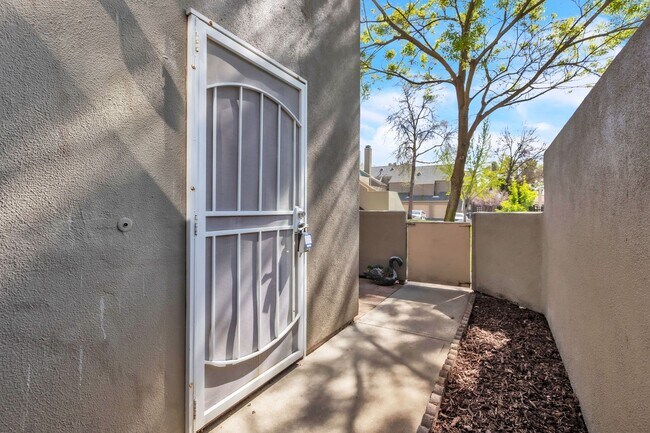Building Photo - **Completely Remodeled ** 1BR/1BA w/ Private Patio + Garage in Sacramento **