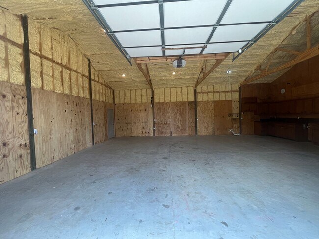 Building Photo - 176 Round Mountain Rd